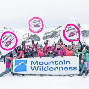 Jahresrückblick 2024 – Kultur, Gesellschaft und Umwelt: Vieles hat sich bewegt - Rund 40 Aktivist:innen von Mountain Wilderness Schweiz protestierten im März 2024 am Gebirgslandeplatz Vorder Walig gegen Heliskiing. FOTO: ZVG