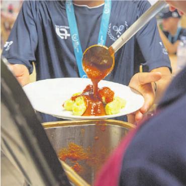 Alle stärken sich «Chez Erika» – seit 16 Jahren - Gnocchi mit Tomatensauce: Kohlenhydrate für die fleissigen Helferinnen und Helfer.