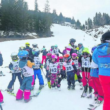 Mobi-Horneggli JO-Cup, Fondueplausch und Klubrennen – ein gelungener Saisonschluss - Erfreulich viele Kinder warten am Sonntag beim Clubrennen am Start. Für die Zukunft des Skiclubs Schönried scheint gesorgt zu sein (… und für die AHV, und für den Fachkräftemangel, und etc.).