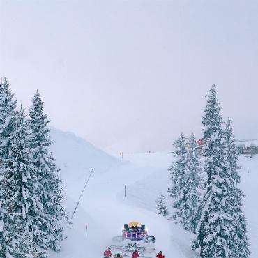 Rekordbesuch am Slopesound trotz Winterwetter - Begleitet die Gäste von Location zu Location:
der DJ-Pistenbully.   FOTOS: SLOPESOUND