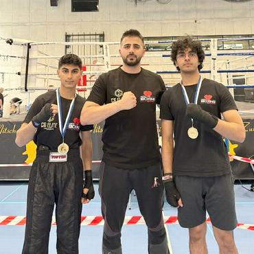Gstaad Kickboxing glänzt beim 4. Basler Dynamic Cup - Hreeyan Coopra, Coach Cüneyt Günes und Jaivir Gulati – ein starkes Team auf und neben der Matte.