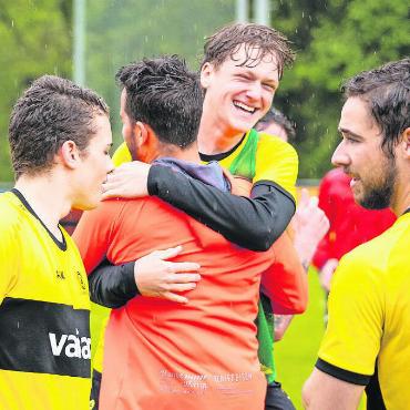 Aufstieg geschafft! - Die Spieler im Freudentaumel. FOTOS: KIM VON GRÜNIGEN