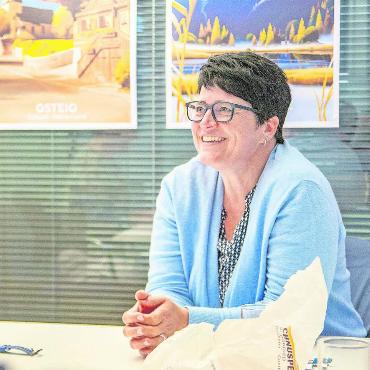 Barbara Kernen gewinnt die Wahl - Barbara Kernen hat allen Grund zum Strahlen. Mit einem soliden Vorsprung gewinnt sie die Wahl und ist damit die erste Frau an der Spitze der Gemeinde Gsteig. FOTO: JOCELYNE PAGE