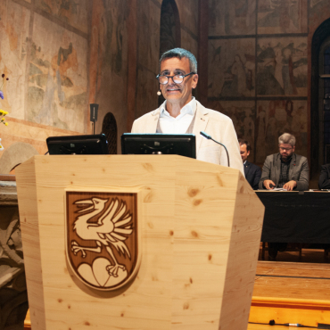 Saanen: Die GIH kann weiterplanen - Roman Gimmel, Verwaltungsdirektor der Gemeinde Saanen, verliest das Protokoll der Gemeindeversammlung.(Foto: AvS)