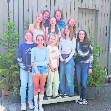 Bühne frei für junge einheimische Talente - Vorne v.l. Elina Fischer, Anna Eckardt, Emilie Müller, Ciara Coulter, Lavinia Moratti; Mitte v.l. Laura Mark, Louisa Blum, Lia Mathis; hinten v.l. Kaya Mathis, Beatrice Villiger. FOTO: ZVG