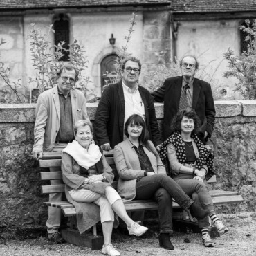 Gezupfte Saiten und neugierige Barden - Das Organisationsteam von La Folia: vorne v.l. Brigitte Exchaquet-Monnier, Sekretärin, Capucine Keller, künstlerische Leiterin, und Adrienne Vilim, Produktionsverantwortliche; hinten v.l. Éric Monnier, Aktivmitglied, Yves Keller, Schatzmeister, und Paul-Arthur Helfer, Präsident.    (Foto: Patrick Charbon)