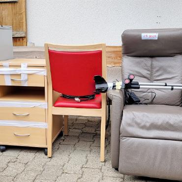 Die etwas andere Züglete - Lieblingsstuhl und Schreibtisch sind für den Transport bereit.