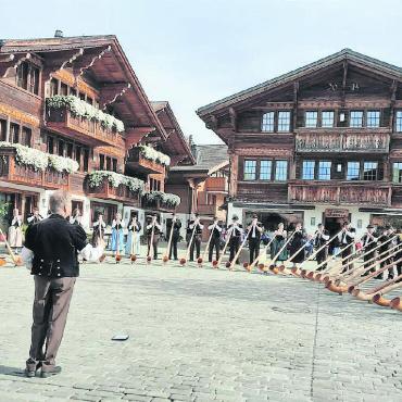 Alphorn-Jubiläumskonzert - Am kommenden Sonntag spielt die «Alphorngruppe Saanenland-Pays-d’Enhaut» ein Jubiläumskonzert auf dem Dorfplatz in Saanen. FOTO: ZVG