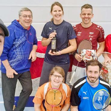 Samichlousturnier beim Badmintonclub Gstaad - V.l. Samichlous Sami Matti, Jules van Enckevort, Heidi Inäbnit, Thomas Trachsel und Sascha Zehr; vorne v.l. Sybille Hofmann und Remo Späti.
FOTO: ZVG