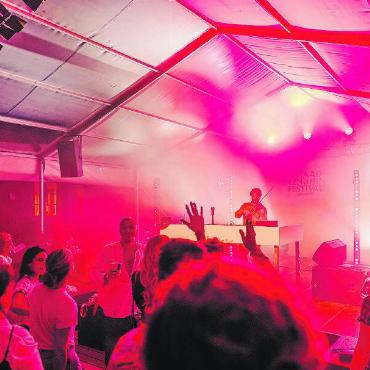 Klassikkonzert und Rave unter einem Dach sorgt für wechselseitige Begeisterung - Die tanzende Menge beim Live-DJ-Set.