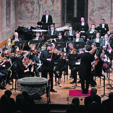 Jeder einzelne Ton ist ein musikalisches Meisterwerk - Der Geiger Daniel Lazakovich überzeugte gemeinsam mit dem Orchestre de Chambre de Lausanne in der Kirche Saanen. FOTOS: RAPHAEL FAUX, GSTAADPHOTOGRAPHY