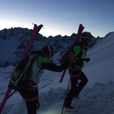 1517 Teams an der Patrouille des Glaciers - Unterwegs in Abenddämmerung und Morgengrauen, begleitet von einem schier endlosen Tross «stirnlampenbeleuchteter Skitourengänger»: Das macht die Patrouille des Glaciers aus.    (Foto: Archiv/zvg)