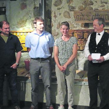 Seit 45 Jahren im Einsatz zur Wahrung des traditionellen Kunsthandwerks - Die anwesenden Kommissionsmitglieder zusammen mit Toni von Grünigen, der bereits seine spannende Geschichte aus früheren Zeiten in den Händen hält. V.l.: Pascal Bangerter, Kurt Beetschen und Sandra Walker, es fehlt: Kurt Gyger. FOTOS: VRENI MÜLLENER