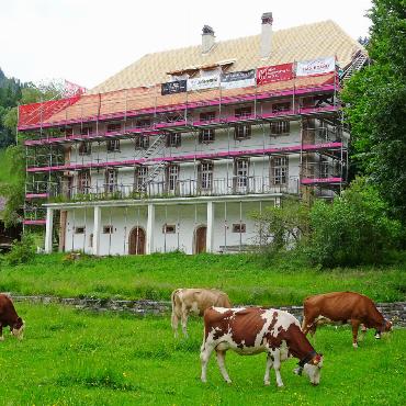 Die Kosten für den Pfarrhausumbau Saanen sind unbestritten - Im Spätherbst 2025 wird das denkmalgeschützte Pfarrhaus in alter Frische erstrahlen können. FOTOS: VRENI MÜLLENER