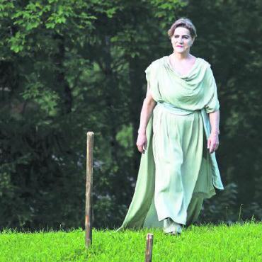 «Wo Männer schwanken, müssen Frauen handeln!» - Sie verkörpert Jojo, das Gewissen und den Schatten, über den es manchmal zu springen gilt: Ruth Domke, Teil des Regietrios.