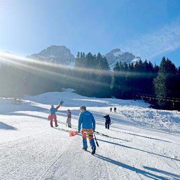 Sonne, Schneesport und Spannung: das Jugend- und Clubrennen des Skiclubs Gsteig-Feutersoey - Der Riesenslalom wurde zu Fuss von unten nach oben gesteckt.