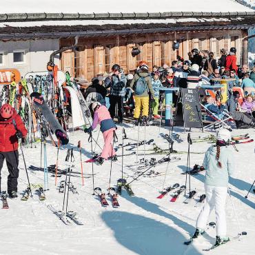 1000 Stimmen zum Skigebiet der Destination - Die Gästeumfrage 2025/26 hat gezeigt: Das Gastronomieangebot ist ein wichtiger Zufriedenheitstreiber – wer eingekehrt ist, bewertet seinen gesamten Skitag positiver. Ein Schärfen des Gastronomieangebots lohnt sich also durchaus.
FOTO: BERGBAHNEN DESTINATION GSTAAD –
YANNICK ROMAGNOLI