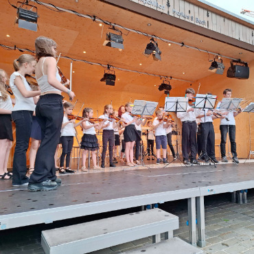 Saaner-Proms-Musikpavillon «Markus S. Bach» eingeweiht - Bereits mit drei Jahren auf der Bühne Geige spielen, dies dank der Suzuki-Methode.