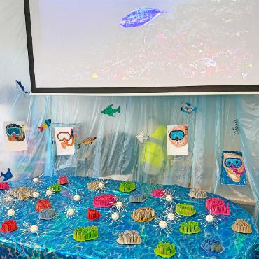 Eine kunterbunte Woche in Lauenen - Die kunterbunte Unterwasserwelt im Kindergarten.