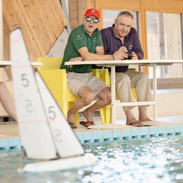 25. «Gstaad Yacht Club Interclub Ski Yachting» bringt Segler:innen zurück in die Alpen - Ferngesteuertes Modellsegelboot im halbolympischen Pool.