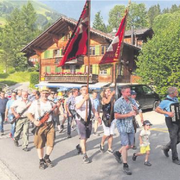 Daniela Bangerter und Markus Oehrli werden Lauener Fahnenträger - Umzug durchs Dorf. FOTOS: ZVG