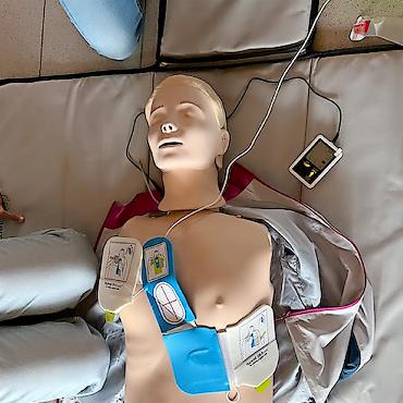 Nothelferkurs der 9. Klasse: gemeinsam lernen, Leben zu retten - Die Schülerinnen und Schüler der neunten Klassen haben gelernt, wie man in einem Notfall richtig reagiert, ohne in Panik zu geraten. FOTOS: ZVG