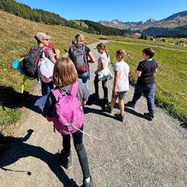 Bun di Grischun! – die HPS Gstaad auf Reisen - Bei solch einem Prachtwetter lässt es sich leicht wandern.