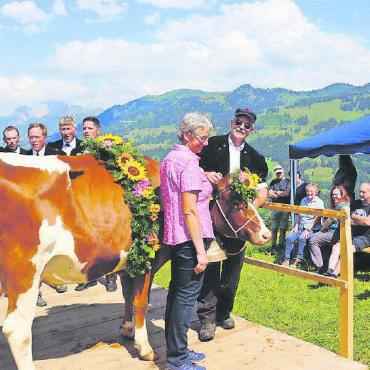 Sufsunntig mit Besuchern aus nah und fern - Oben: Therese und Christian Mösching mit Kuh Nadine. Unten: Auch die Kleinen genossen die Jodellieder. FOTOS: MARCO ROMANG