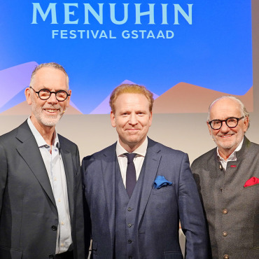 Daniel Hope stellt sein erstes Programm für das Menuhin Festival Gstaad vor - Festivalpräsident Richard Müller, Intendant Daniel Hope und Verwaltungsrat Hansueli Tschanz gaben am Montagnachmittag an einer Pressekonferenz in Zürich alle Neuheiten für den kommenden Festivalsommer bekannt. FOTOS: MENUHIN FESTIVAL GSTAAD