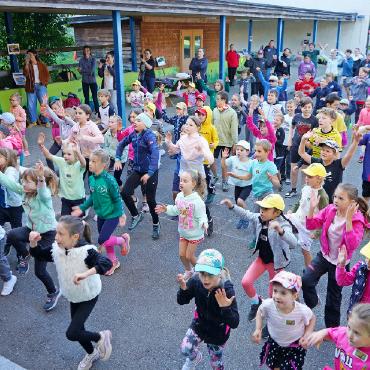 Spiel- und Sporttag der Schule Rütti: Altbekanntes und einige Neuerungen - Beim Aufwärmen mit den Tanzgruppen machen alle mit. FOTOS: ZVG
