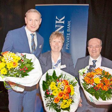 Saanen Bank: Jürg von Allmen übergibt 2027 an Adrian Di Camillo - Wurden für ihre Dienstjubiläen geehrt: (v.l.n.r.) Andrey Chernov (zehn Jahre), Madeleine Zahler (25 Jahre) und Rolf Schmid (40 Jahre).