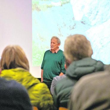 Aus was besteht das Saanenland? - Hans-Jörg Moser führte das Publikum in die Welt der Geologie ein. FOTOS: JOCELYNE PAGE