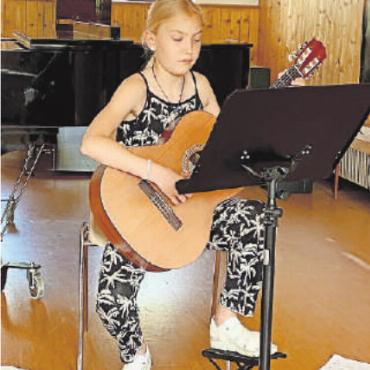 Neun erfolgreiche Certificats-Prüfungen - Julie Blum, Gitarre.