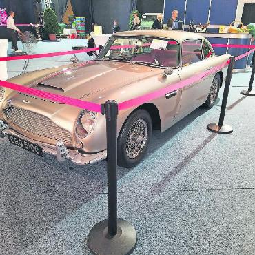 Classic Cars bewegen - Aston Martin DB 5 Saloon von 1964, nicht verkauft.
