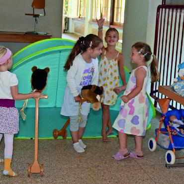Ferienbetreuung – mehr als ein Herzensprojekt - Puppen, Steckenpferde, Zelt – es ist alles da, was ein Kinderherz begehrt.