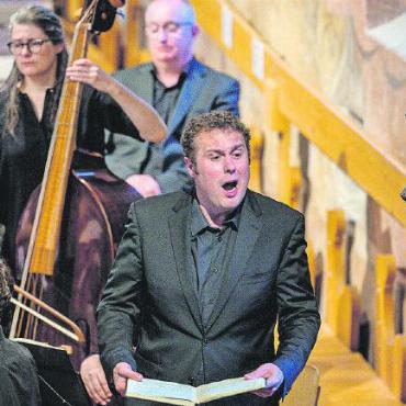 Bach monumental rekonstruiert - Countertenor Alex Potter aus England. Ausdrucksstark, aber dabei ganz natürlich und mit warmer Stimmfarbe trug er die hohen Partien vor.