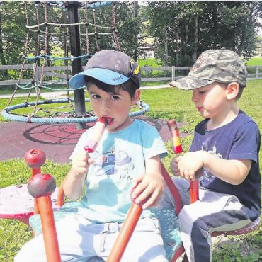 Überall Spatzen: im Postauto, auf dem Spielplatz und im Zug - Mmmh … Glace schlecken auf dem Spielplatz! FOTO: ZVG
