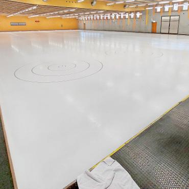 Kunsteis – eine ganze Menge Wasser und viel Arbeit - 3 Durch das Aufsprühen von Wasser mit aufgelöster Kreide erhält die Eisbahn ihre weisse Farbe.