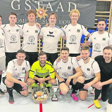 «Hangover 96» und die «Smurfladys» gewinnen das 25. Hallenfussballturnier - Die Gewinner des Herrenturniers, «Hangover 96», mit Spielern von EDO Simme und dem FC Dürrenast.