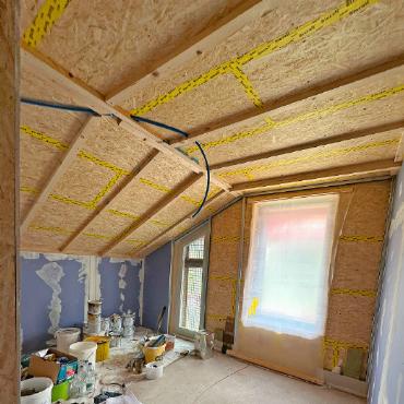 Im Estrich entsteht Raum für eine WG - Jedes WG-Zimmer erhält ein vergittertes Fenster.