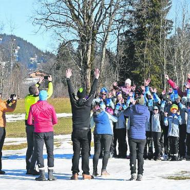 Langlaufrennen trotzt dem Schneemangel - Die Freude über ein durchgeführtes Rennen ist in diesem Januar besonders gross, hier im Gruppenfoto der Langlaufequipe aus Kandersteg festgehalten. FOTOS: JENNY STERCHI