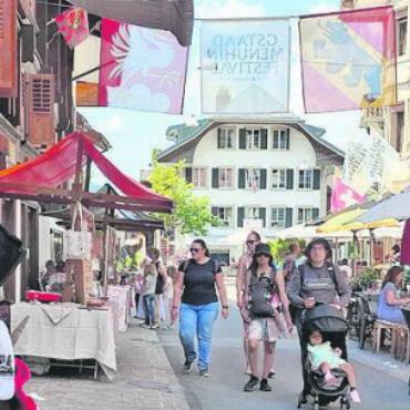 Die Sonne strahlte am Sommerfest mit Markt in Saanen - Traumhaftes Sommerwetter und ein kleines, aber feines Marktangebot liess die Besucher durchs Dorf flanieren. FOTOS: UELI MÜLLER