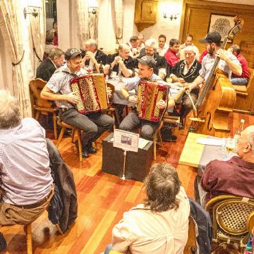 Nach 40 Jahren Brauchtum und Volksmusik ist Schluss! - Das Ländlertrio «Gitschä-Grüäss» aus Seedorf war zum ersten Mal in Gstaad im Programm.