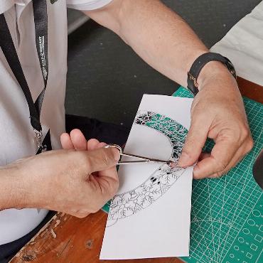 Fabelhaftes aus Papier - Der Scherenschnittvirtuose arbeitet an einem Werk, welches für die Ausstellung in China vorgesehen ist, dem Ursprungsland des Scherenschnitts. Der Kreis schliesst sich…