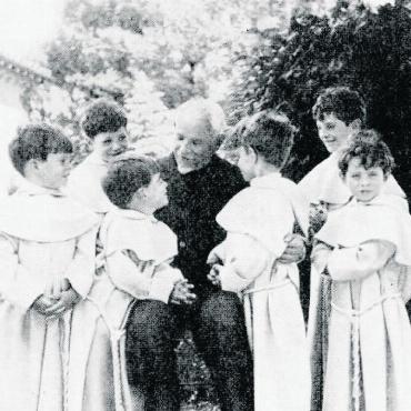 Der heilige Josef: der Zimmermann von Nazareth, ein Genfer Abbé und das rätselhafte Schächtelchen - Der französische Kurseelsorger Jean Marie Jacquetin-Jouberty (1869/70–1931), welcher ab 1914 im Kurort Gstaad mit anderen Priestern regelmässig katholische Gottesdienste für Gäste hielt, war massgeblich am Bau und der Finanzierung der Sankt-Josef-Kirche beteiligt. Ein Gedenkkreuz auf der Ostseite des Gebäudes erinnert an seine Verdienste für die Gstaader Kirche. Er ist in Genf, wo er ebenfalls tätig war, begraben. FOTO: ZVG SOUVENIR DE L’ÉGLISE CATHOLIQUE DE GSTAAD, SOLOTHURN 1936