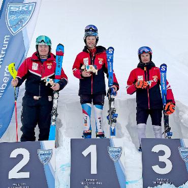 Erfolgreiches Wochenende für das RLZ Swiss-Ski Gstaad - Finn Brand (Rang1) und Isaac Henchoz (Rang 3) zufrieden auf dem Podium. FOTO: ZVG