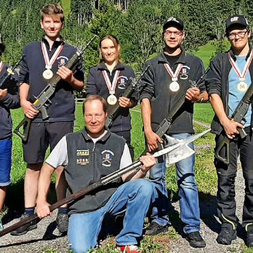Feldschützen Gsteig mit Heimsieg am Amtscup - Die Jungschützengruppe Lauenen 1: v.l. Elia Lustenberger, Leander Brand, Sabrina Annen, Silvan Oehrli und Luca Oehrli; vorne Hellebardengewinner Rolf Reichenbach, Lauenen.