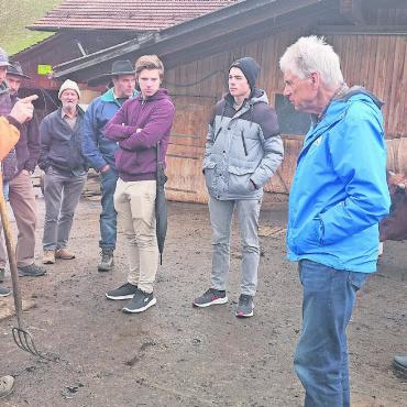 Biogasanlagen – CO2-neutrale Energiegewinnung mit Potenzial - Interessiert hört die Gruppe Niklaus Hari (orange Jacke) zu, wie eine Biogasanlage funktioniert. FOTO: KLIMAGRUPPE SIMMENTAL