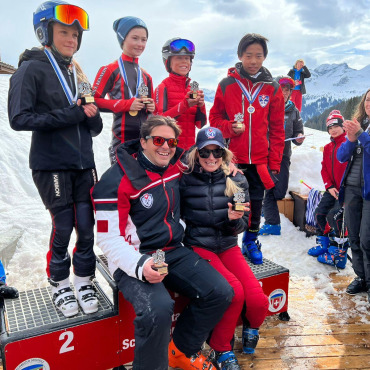 Erfolgreiche dritte Clubmeisterschaften des JFK Ski Clubs am Eggli - Die Clubmeister 2022 vereint. (Foto: JFK-School)