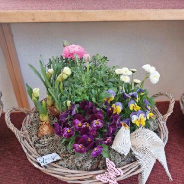 Neue Co-Präsidentin für den Frauenverein Lauenen - Die Blumen für unsere Jubilarinnen stehen bereit.